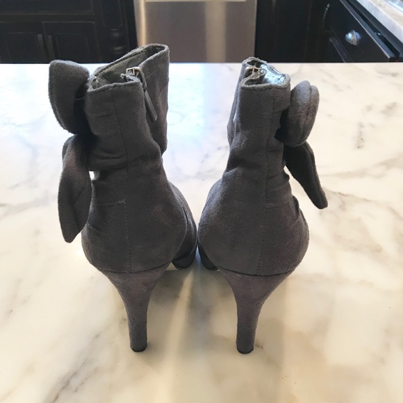 Size 9 Forever 21 Gray Booties with Bow Detail - Picture 4 of 5